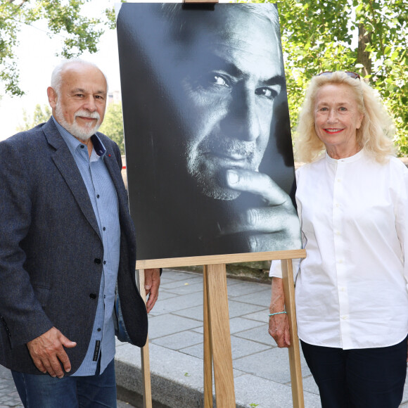 Francis Perrin et Brigitte Fossey - Dévoilement d'une plaque commémorative en l'honneur de Jean-Claude Brialy sur la façade de l'immeuble où il vécut 25 quai de Bourbon Paris 4ème, à Paris, France, le 14 juin 2023. © Coadic Guirec/Bestimage 