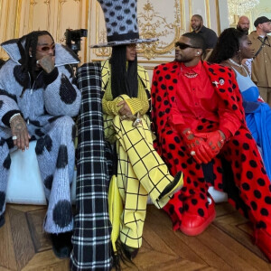 Entouré d'Aya Nakamura et Quavo, il était paré d'une longue veste à pois rouge et noire.
Paris, France - Exclusive - Usher, Erykah Badu, Quavo et Aya Nakamura au défilé Marni de la Fashion Week.