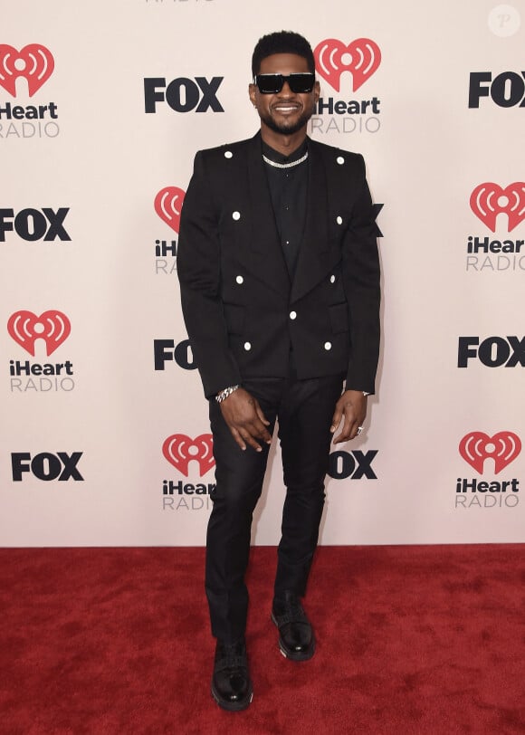 C'est dans une sacrée tenue qu'Usher a fait son apparition au défilé Marni ce mercredi.
Usher aux iHeartRadio Music Awards au Dolby Theater. Los Angeles.