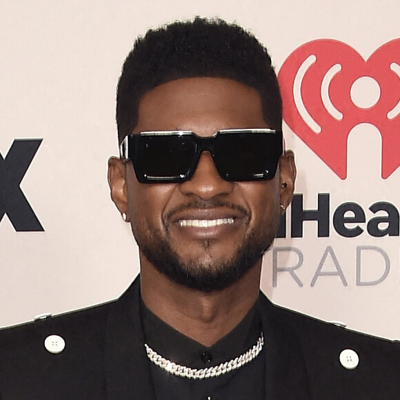 C'est dans une sacrée tenue qu'Usher a fait son apparition au défilé Marni ce mercredi.
Usher aux iHeartRadio Music Awards au Dolby Theater. Los Angeles.