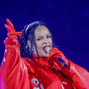 Rihanna sur scène lors du "Halftime Show" du Super Bowl le 12 février 2023 au State Farm Stadium de Glendale (Arizona) : la star a dévoilé être enceinte pour la seconde fois ! Elle porte des boucles d'oreilles de la marque Messika