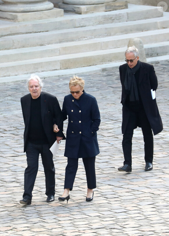 Fabrice Luchini, Muriel Robin et Pierre Arditi (qui ont pris la parole à l'occasion de son hommage) - Cérémonie d’hommage national à l’Hôtel national des Invalides en hommage à Michel Bouquet décédé le 13 avril 2022. Paris le 27 avril 2022. Michel Bouquet a été inhumé dans la plus stricte intimité le 15/04/2022 à Étais-la Sauvin dans l'Yonne. © Dominique Jacovides / Bestimage