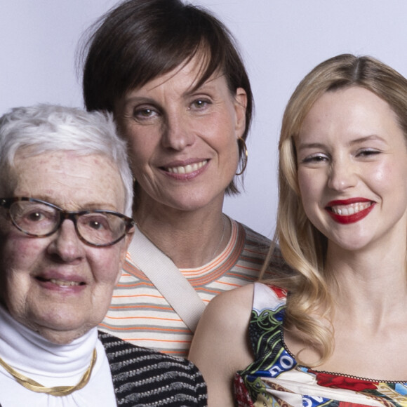 Tous les deux étaient très proches de leur grand-mère.
Exclusif - La chanteuse Angele entourée de sa mère Laurence Bibot et de sa grand-mère Mamy Pilou - Backstage - Enregistrement de l'émission "La Chanson secrète 10" diffusée sur TF1 le 22 janvier 2022 © Cyril Moreau / Bestimage 