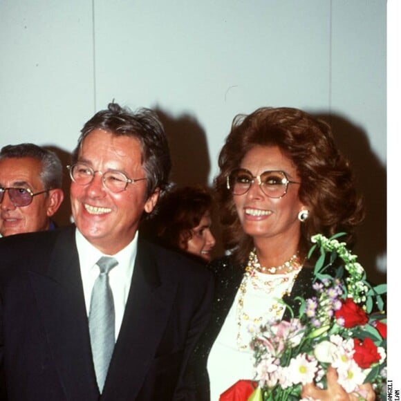 En effet, sa comparse Sophia Loren, qu'il connait depuis très longtemps, a vécu une mésaventure difficile.
Sophia Loren avec Alain Delon à Milan