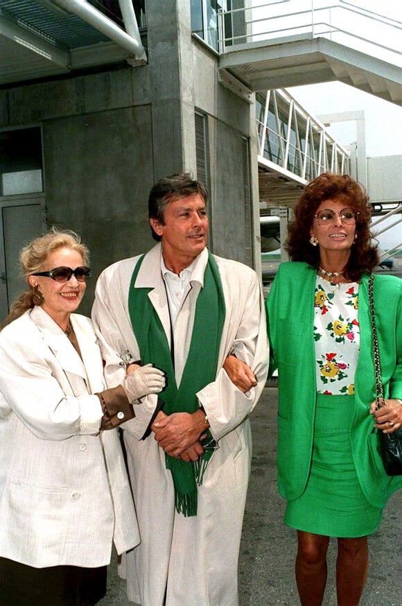 Sophia Loren avec Alain Delon et Jeanne Moreau à Cannes en 1989.