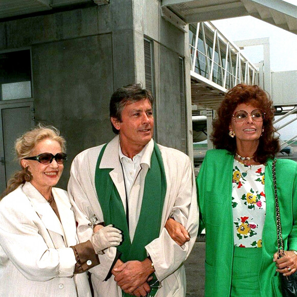 Sophia Loren avec Alain Delon et Jeanne Moreau à Cannes en 1989.