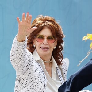 Sophia Loren, 89 ans, quitte l'aéroport de Venise pour se rendre à la Mostra de Venise.
