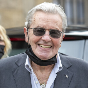 Avant de lui faire "un gros bisou" en italien !
Alain Delon - Obsèques de Jean-Paul Belmondo en en l'église Saint-Germain-des-Prés, à Paris. © Cyril Moreau / Bestimage 