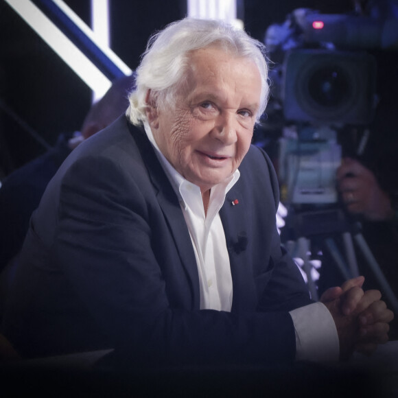 Exclusif - Michel Sardou sur le plateau de l'émission Touche pas à mon poste (TPMP) présentée en direct par C.Hanouna et diffusée sur C8 le 29 août 2022. © Jack Tribeca / Bestimage