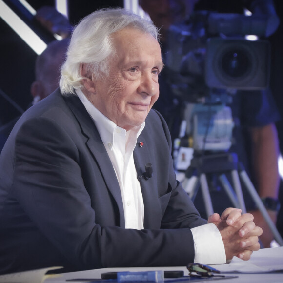 Exclusif - Michel Sardou sur le plateau de l'émission Touche pas à mon poste (TPMP) présentée en direct par C.Hanouna et diffusée sur C8 le 29 août 2022. © Jack Tribeca / Bestimage 