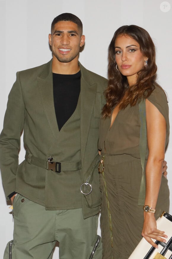 Depuis le début de la saison, l'ex d'Hiba Abouk est étincelant sur le terrain
Achraf Hakimi et sa compagne Hiba Abouk - Photocall du défilé de mode Femmes prêt-à-porter printemps-été 2022 "Balmain" à la Seine Musicale à Paris. Le 29 septembre 2021 © Veeren Ramsamy-Christophe Clovis / Bestimage