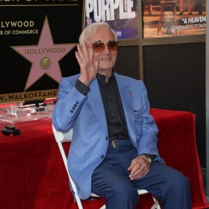 Pour rappel, le célèbre chanteur est décédé le 1er octorbe 2018 à l'âge de 94 ans.
Charles Aznavour reçoit son étoile sur le Hollywood Walk of Fame à Los Angeles, le 24 août 2017.