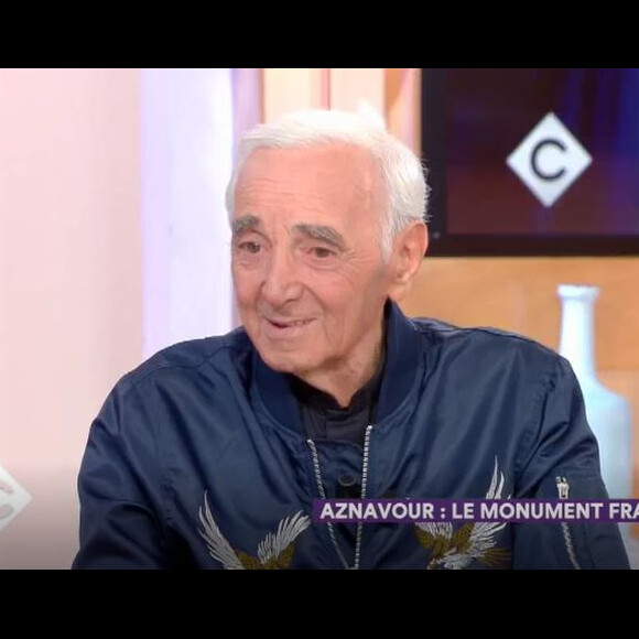 Il montrait ses oliviers au "Parisien" il y a quelques années, à bord d'une voiturette de golf.
Charles Aznavour invité de "C à vous" le vendredi 28 septembre 2018 - France 5