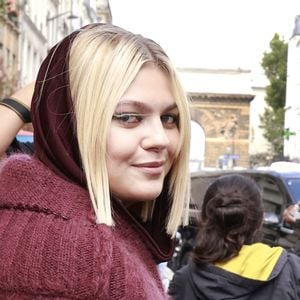 Louane - Arrivées au défilé Jean-Paul Gaultier Haute Couture automne-hiver 2024 lors de la Paris Fashion Week le 5 juillet 2023. © Christophe Aubert via Bestimage  Arrivals at the Jean-Paul Gaultier Haute Couture autumn-winter 2024 show at Paris Fashion Week on 5 July 2023 