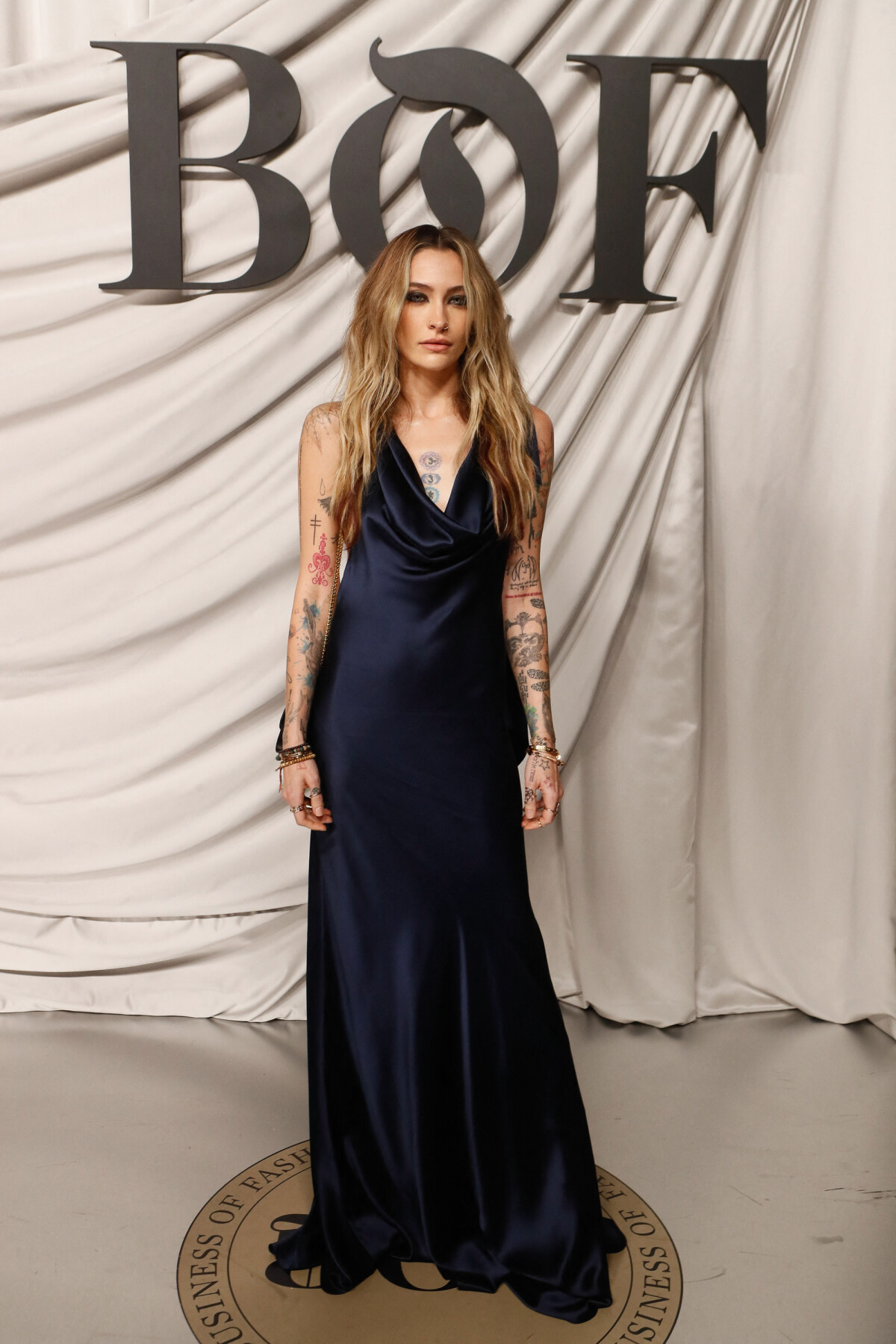 Photo : Paris Jackson portait une robe en satin Paris Jackson