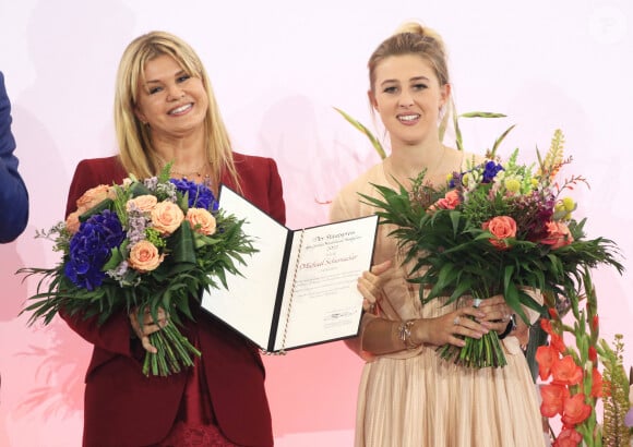 La fille de Michael Schumacher est amoureuse.

Corinna Schumacher, Gina Schumacher - Attribution du prix d'État de l'État de Rhénanie du Nord-Westphalie à Michael Schumacher à Motorworld à Cologne, Allemagne.