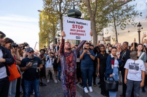 Jeremstar manifeste devant le défilé Louis Vuitton.