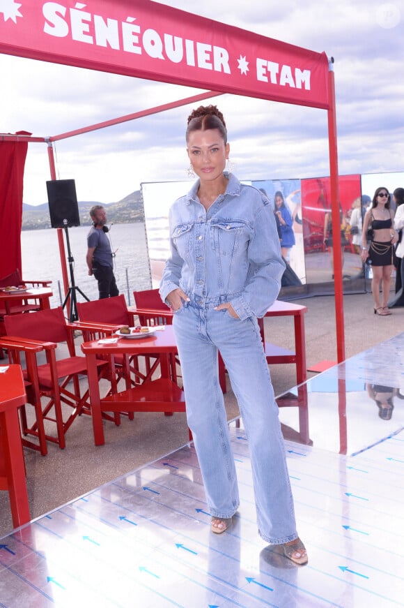 Caroline Receveur au défilé Etam Croisière 2023 à Saint-Tropez le 11 mai 2023. © Rachid Bellak / Bestimage