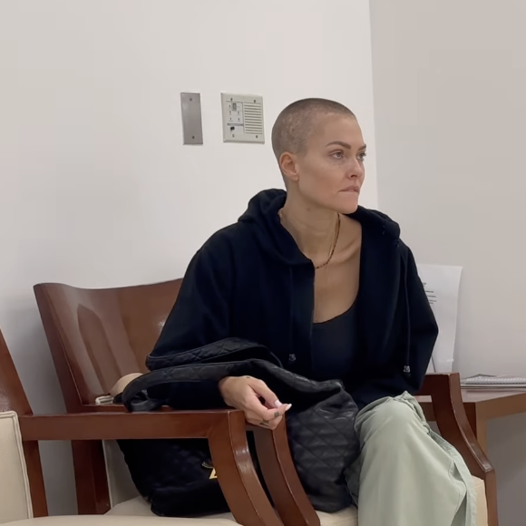 Qu'à cela ne tienne, elle a déjà en tête une technique pour y remédier.
Caroline Receveur atteinte d'un cancer, se dévoile le crâne rasé sur les réseaux sociaux. Instagram