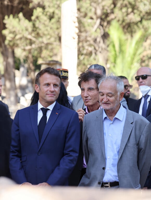 Le président de la République française Emmanuel Macron, Jacques Attali et Jack Lang - Le président de la République française rend hommage aux morts pour la France suivi d'un moment de recueillement au cimetière Européen de Saint-Eugène à Alger, Algérie, le 26 août 2022. Le président s'est arrêté devant la tombe de Roger Hanin située dans le carré juif du cimetière et les amis de l'acteur (J.Lang, A.Arcady, J.Attali) ont relaté des souvenirs savoureux du comédien avec le président. Le président français entame une visite de trois jours en Algérie pour aider à rétablir les liens avec l'ancienne colonie française, qui fête cette année le 60ème anniversaire de son indépendance. © Dominique Jacovides/Bestimage 