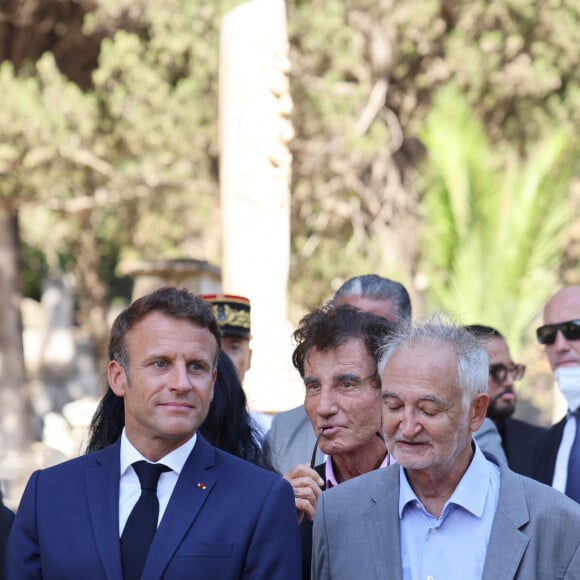 Le président de la République française Emmanuel Macron, Jacques Attali et Jack Lang - Le président de la République française rend hommage aux morts pour la France suivi d'un moment de recueillement au cimetière Européen de Saint-Eugène à Alger, Algérie, le 26 août 2022. Le président s'est arrêté devant la tombe de Roger Hanin située dans le carré juif du cimetière et les amis de l'acteur (J.Lang, A.Arcady, J.Attali) ont relaté des souvenirs savoureux du comédien avec le président. Le président français entame une visite de trois jours en Algérie pour aider à rétablir les liens avec l'ancienne colonie française, qui fête cette année le 60ème anniversaire de son indépendance. © Dominique Jacovides/Bestimage 