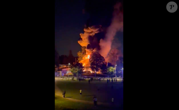 Un incendie a ravagé un bâtiment d'HEC dans les Yvelines
Des images de l'incendie survenu à HEC sur Twitter