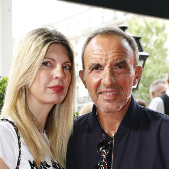 Il a même évoqué sa fille Agathe, qui lui aurait demandé des goodies de la Star Academy ! 
Nikos Aliagas et sa femme Tina Grigoriou - Soirée "L'Art de Vivre Paris" au Deux Magots à Paris le 26 juin 2023. © Marc Ausset-Lacroix/Bestimage