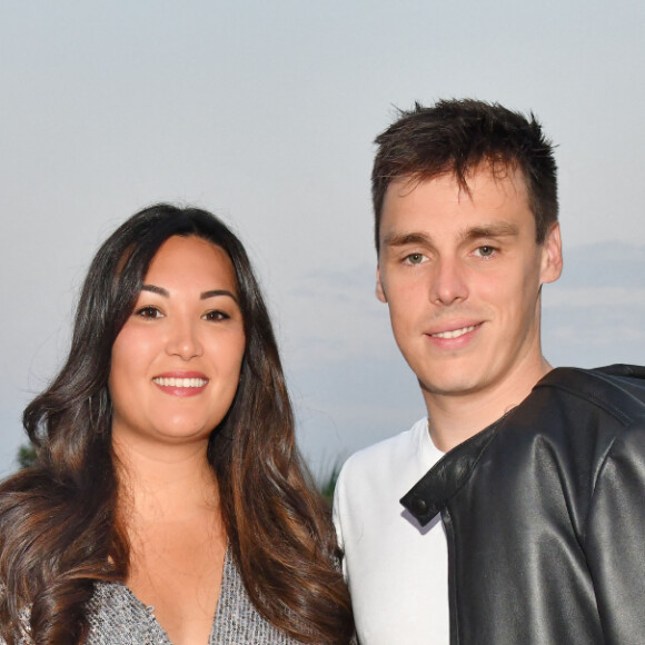 Exclusif - Marie et Louis Ducruet durant la traditionnelle soirée d'été de Fight Aids Monaco au Sporting Club de Monaco, le 23 juillet 2022. Cette année, les artistes de "Queen Machine" ont répondu présents pour se produire sur la scène de la Salle des Etoiles, au profit de l'association Fight Aids Monaco, fondée en 2004 par la princesse Stéphanie de Monaco. Le thème de la soirée a inspiré bon nombre d'invités qui n'ont pas hésité, soit à se grimer en Freddie Mercury, soit à porter un t-shirt du mythique groupe anglais ou tout simplement à se coller une petite moustache. Cette soirée permet de récolter des fonds pour venir en aide aux malades du SIDA. Monaco. © Bruno Bebert/Bestimage 