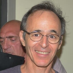 Cette tranquillité, le chanteur adoré des Français et ce malgré son recul, il l'a choisie et il y tient.
Exclusif - Jean-Jacques Goldman - Vente aux enchères à l'occasion du 20ème anniversaire du spectacle "Les Vendanges du Coeur" à Ouveillan, près de Narbonne (Aude) au profit des "Restos du Coeur".