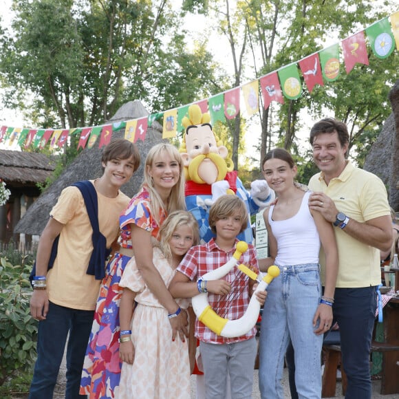 Exclusif - Élodie Gossuin (Miss France 2001) en famille : Jules, Elodie, Joséphine, Léonard, Rose et Bertrand Lacherie lors de l'opération "L'été gaulois fait son grand retour au Parc Astérix" à Plailly le 8 juillet 2022. © Christophe Aubert via Bestimage