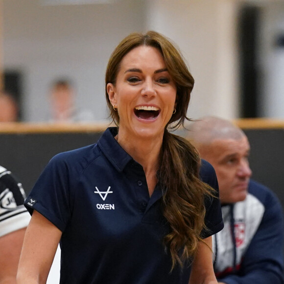 En effet, elle s'est essayée au para-rugby, le rugby en fauteuil.
Catherine (Kate) Middleton, princesse de Galles, patronne de la Rugby football League, lors d'une visite au centre sportif Allam de l'Université de Hull pour participer à une journée d'inclusion de la Rugby League organisée par la Rugby football League Hull FC et l'Université. 