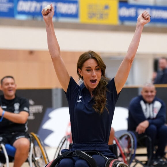 Et elle a prouvé sa sportivité dans le match.
Catherine (Kate) Middleton, princesse de Galles, patronne de la Rugby football League, lors d'une visite au centre sportif Allam de l'Université de Hull pour participer à une journée d'inclusion de la Rugby League organisée par la Rugby football League Hull FC et l'Université. 