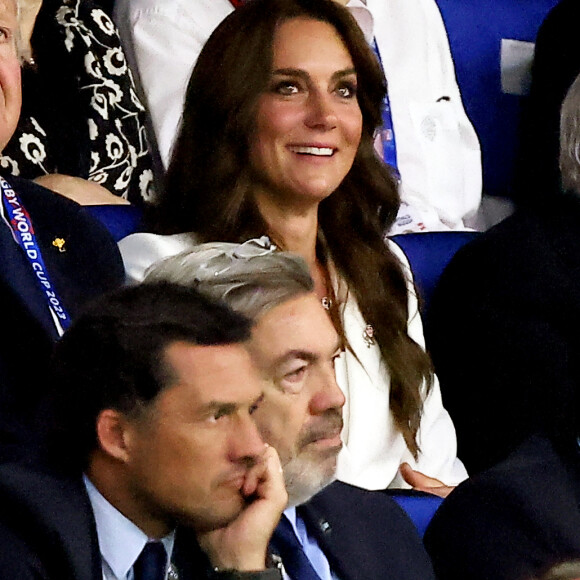 Il faut dire qu'elle est la patronne de l'équipe nationale de rugby. 
Kate Middleton, Princesse de Galles aux côtés de Bill Beaumont, Président de World Rugby, a assisté au match comptant pour la phase de poule entre l'Angleterre et l'Argentine au stade Vélodrome de Marseille le 9 Septembre 2023 © Dominique Jacovides / Bestimage 