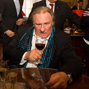 Gérard Depardieu explose de colère face à une journaliste de RTL qui lui posait des questions trop privées, lors d'une cérémonie à l'hôtel de Ville de Bruxelles, honorant sa carrière cinématographique. Bruxelles, 25 juin 2018.