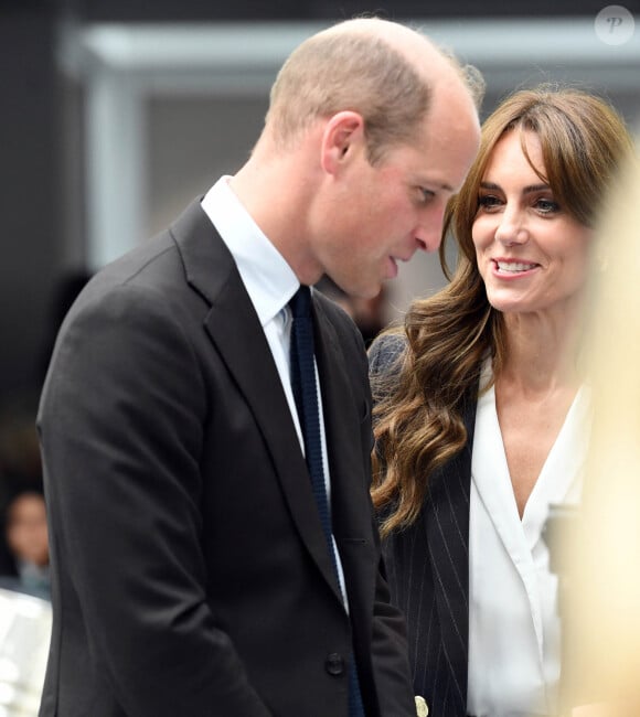 Deux moments plutôt inhabituels, qui se sont produits pendant les différents déplacements du couple pendant la semaine.
Le prince William, prince de Galles, et Catherine (Kate) Middleton, princesse de Galles, lors d'une visite au lycée Fitzalan de Cardiff, le 3 octobre 2023. Le couple princier est venu pour en apprendre davantage sur les cours professionnels proposés par l'école. 