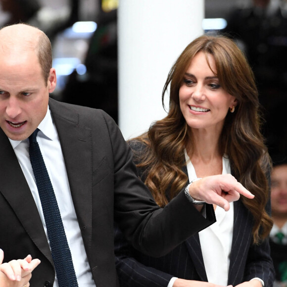 Le prince William, prince de Galles, et Catherine (Kate) Middleton, princesse de Galles, lors d'une visite au lycée Fitzalan de Cardiff, le 3 octobre 2023. Le couple princier est venu pour en apprendre davantage sur les cours professionnels proposés par l'école.  The Prince and Princess of Wales during a visit to Fitzalan High School in Cardiff to hear from pupils about the work they have been doing around black history and learn about the vocational courses the school provides. 
