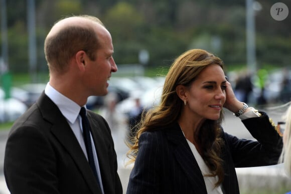 Le prince William, prince de Galles, et Catherine (Kate) Middleton, princesse de Galles, lors d'une visite au lycée Fitzalan de Cardiff, le 3 octobre 2023. Le couple princier est venu pour en apprendre davantage sur les cours professionnels proposés par l'école.  The Prince and Princess of Wales during a visit to Fitzalan High School in Cardiff to hear from pupils about the work they have been doing around black history and learn about the vocational courses the school provides. 