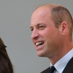 Le prince William, prince de Galles, et Catherine (Kate) Middleton, princesse de Galles, en visite au pavillon Grange à Cardiff, le 3 octobre 2023. L'objectif est de rencontrer des membres des aînés de Windrush Cymru, de Black History Cymru 365 et du Forum des jeunes des minorités ethniques du Pays de Galles, et entendre parler de la contribution de la génération Windrush à la Communauté galloise et découvrir comment les jeunes membres d'une minorité ethnique créent un changement positif au Pays de Galles.  The Prince and Princess of Wales during a visit to the Grange Pavilion in Cardiff to meet with members from the Windrush Cymru Elders, Black History Cymru 365, and the Ethnic Minority Youth Forum for Wales, and hear about the contribution the Windrush generation has had on the Welsh community and learn about how young minority ethnic individuals are creating positive change in Wales. Picture date: Tuesday October 3, 2023. 