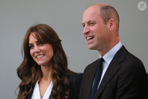 Le prince William, prince de Galles, et Catherine (Kate) Middleton, princesse de Galles, en visite au pavillon Grange à Cardiff, le 3 octobre 2023. L'objectif est de rencontrer des membres des aînés de Windrush Cymru, de Black History Cymru 365 et du Forum des jeunes des minorités ethniques du Pays de Galles, et entendre parler de la contribution de la génération Windrush à la Communauté galloise et découvrir comment les jeunes membres d'une minorité ethnique créent un changement positif au Pays de Galles.  The Prince and Princess of Wales during a visit to the Grange Pavilion in Cardiff to meet with members from the Windrush Cymru Elders, Black History Cymru 365, and the Ethnic Minority Youth Forum for Wales, and hear about the contribution the Windrush generation has had on the Welsh community and learn about how young minority ethnic individuals are creating positive change in Wales. Picture date: Tuesday October 3, 2023. 