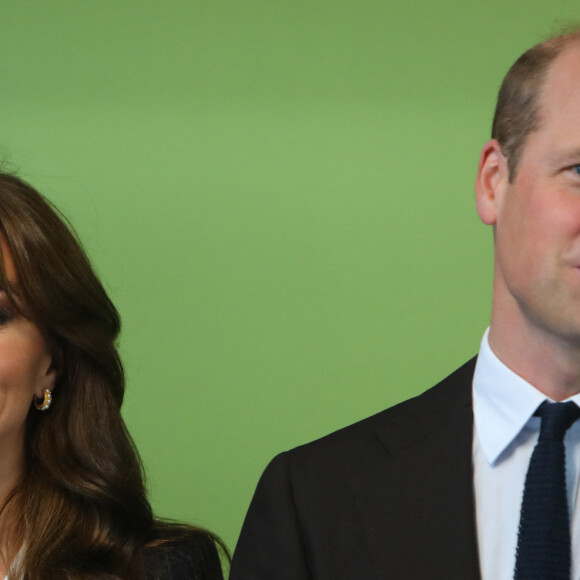 Le prince William, prince de Galles, et Catherine (Kate) Middleton, princesse de Galles, en visite au pavillon Grange à Cardiff, le 3 octobre 2023. L'objectif est de rencontrer des membres des aînés de Windrush Cymru, de Black History Cymru 365 et du Forum des jeunes des minorités ethniques du Pays de Galles, et entendre parler de la contribution de la génération Windrush à la Communauté galloise et découvrir comment les jeunes membres d'une minorité ethnique créent un changement positif au Pays de Galles.  The Prince and Princess of Wales during a visit to the Grange Pavilion in Cardiff to meet with members from the Windrush Cymru Elders, Black History Cymru 365, and the Ethnic Minority Youth Forum for Wales, and hear about the contribution the Windrush generation has had on the Welsh community and learn about how young minority ethnic individuals are creating positive change in Wales. Picture date: Tuesday October 3, 2023. 