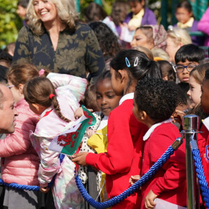 Le prince William, prince de Galles, et Catherine (Kate) Middleton, princesse de Galles, en visite au pavillon Grange à Cardiff, le 3 octobre 2023. L'objectif est de rencontrer des membres des aînés de Windrush Cymru, de Black History Cymru 365 et du Forum des jeunes des minorités ethniques du Pays de Galles, et entendre parler de la contribution de la génération Windrush à la Communauté galloise et découvrir comment les jeunes membres d'une minorité ethnique créent un changement positif au Pays de Galles.  The Prince and Princess of Wales meet schoolchildren during a visit to the Grange Pavilion in Cardiff to meet with members from the Windrush Cymru Elders, Black History Cymru 365, and the Ethnic Minority Youth Forum for Wales, and hear about the contribution the Windrush generation has had on the Welsh community and learn about how young minority ethnic individuals are creating positive change in Wales. Picture date: Tuesday October 3, 2023. 