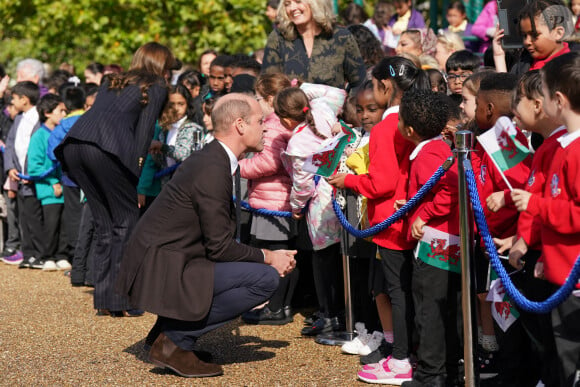 Le prince William, prince de Galles, et Catherine (Kate) Middleton, princesse de Galles, en visite au pavillon Grange à Cardiff, le 3 octobre 2023. L'objectif est de rencontrer des membres des aînés de Windrush Cymru, de Black History Cymru 365 et du Forum des jeunes des minorités ethniques du Pays de Galles, et entendre parler de la contribution de la génération Windrush à la Communauté galloise et découvrir comment les jeunes membres d'une minorité ethnique créent un changement positif au Pays de Galles.  The Prince and Princess of Wales meet schoolchildren during a visit to the Grange Pavilion in Cardiff to meet with members from the Windrush Cymru Elders, Black History Cymru 365, and the Ethnic Minority Youth Forum for Wales, and hear about the contribution the Windrush generation has had on the Welsh community and learn about how young minority ethnic individuals are creating positive change in Wales. Picture date: Tuesday October 3, 2023. 