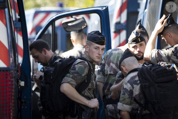 Malgré les enquêteurs, toujours présents.
Battue dans le Bas-Rhin, le 28 septembre 2023, pour retrouver Lina, 15 ans, disparue depuis le 23 septembre 2023. © Elyxandro Cegarra / Panoramic / Bestimage