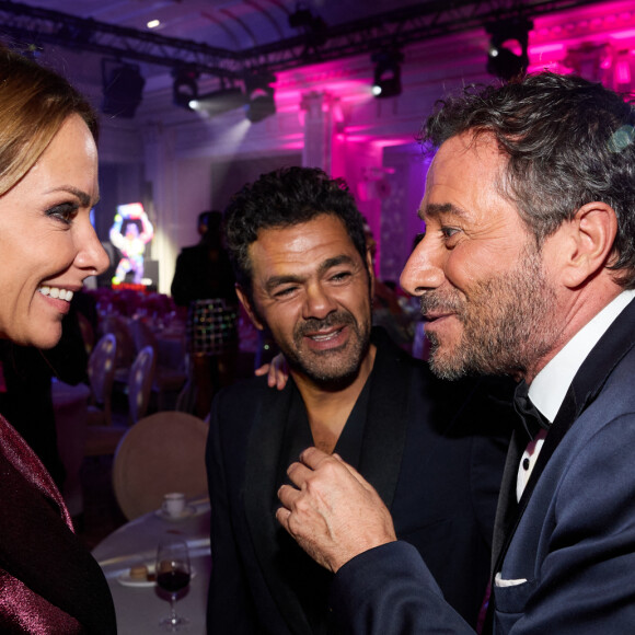 Exclusif - Bernard Montiel et Jamel Debbouze Mélissa Theuriau lors de la 11ème édition de la soirée Global Gift Gala à l'hôtel Four Seasons George V à Paris le 30 septembre 2023. La 11eme édition du Global Gift Gala, animée par Bernard Montiel et Sandy Heribert, a eu lieu ce 30 septembre au Four Seasons Hotel George V.  Eva Longoria, marraine de l’événement, bijoutée par APM Monaco, était présente aux côtés de Maria Bravo, la Présidente de la Global Gift Foundation, pour lever des fonds au profit de deux projets :  1 - l’association « L’heure Joyeuse » parrainée par Jamel Debbouze,  2 - Casa Angeles, Global gift Foundation   Ces fonds viendront en aide des victimes du séisme marocain.  Lara Fabian et Kendji Girac ont offert aux invités un interlude musical au cours du dîner en interprétant respectivement quelques uns de leurs succès.   Melissa Theuriau a reçu le « Global Gift Humanitarian Award » pour récompenser ses engagements, notamment pour ses documentaires.   Zazou Belounis, et Ken Paves ont également été bénéficiaires de Prix saluant leurs engagements philanthropiques auprès de la Fondation.  Adriana Karembeu, Christina Milian, Florence Foresti, Hélène Segara, Jean-Claude Jitrois étaient parmi les invités venus soutenir les actions de la Global Gift Foundation.  R.Orlinski, Johann Perathoner, Ludovic Baron, Auguste, Jaime Monge faisaient partie des artistes dont les œuvres ont remporté un franc succès durant la vente aux enchères.   Le dîner était signé Christian Le Squer, autour des vins Marianne de Pedro, appellation Pomerol © Cyril Moreau / Bestimage  Exclusive - No web en Suisse / Belgique 11th Global Gift Gala at the Four Seasons George V Hotel in Paris on september 30th 2023 The 11th Global Gift Gala, hosted by Bernard Montiel and Sandy Heribert, took place on 30 September at the Four Seasons Hotel George V. Eva Longoria, godmother of the event, wearing jewellery designed by APM Monaco, was on hand alongside Maria Bravo, President of the Global Gift Foundation, to raise funds for two projects: 1 - The charity "L'heure Joyeuse", sponsored by Jamel Debbouze, 2 - Casa Angeles, Global Gift Foundation The funds will go to help the victims of the Moroccan earthquake. Lara Fabian and Kendji Girac treated guests to a musical interlude during the dinner, each performing a number of their hits. Melissa Theuriau received the "Global Gift Humanitarian Award" in recognition of her commitment, notably for her documentaries. Zazou Belounis and Ken Paves also received awards in recognition of their philanthropic commitments to the Foundation. Adriana Karembeu, Christina Milian, Florence Foresti, Hélène Segara and Jean-Claude Jitrois were among the guests who came to support the work of the Global Gift Foundation. Richard Orlinski, Johann Perathoner, Ludovic Baron, Auguste and Jaime Monge were among the artists whose works were a big hit at the auction. The dinner was designed by Christian Le Squer, and featured Marianne de Pedro wines from the Pomerol appellation. 