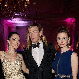 Exclusif - Christophe Guillarme, Fabienne Carat, Carole Carat lors de la 11ème édition de la soirée Global Gift Gala à l'hôtel Four Seasons George V à Paris le 30 septembre 2023. La 11eme édition du Global Gift Gala, animée par Bernard Montiel et Sandy Heribert, a eu lieu ce 30 septembre au Four Seasons Hotel George V.  Eva Longoria, marraine de l’événement, bijoutée par APM Monaco, était présente aux côtés de Maria Bravo, la Présidente de la Global Gift Foundation, pour lever des fonds au profit de deux projets :  1 - l’association « L’heure Joyeuse » parrainée par Jamel Debbouze,  2 - Casa Angeles, Global gift Foundation   Ces fonds viendront en aide des victimes du séisme marocain.  Lara Fabian et Kendji Girac ont offert aux invités un interlude musical au cours du dîner en interprétant respectivement quelques uns de leurs succès.   Melissa Theuriau a reçu le « Global Gift Humanitarian Award » pour récompenser ses engagements, notamment pour ses documentaires.   Zazou Belounis, et Ken Paves ont également été bénéficiaires de Prix saluant leurs engagements philanthropiques auprès de la Fondation.  Adriana Karembeu, Christina Milian, Florence Foresti, Hélène Segara, Jean-Claude Jitrois étaient parmi les invités venus soutenir les actions de la Global Gift Foundation.  R.Orlinski, Johann Perathoner, Ludovic Baron, Auguste, Jaime Monge faisaient partie des artistes dont les œuvres ont remporté un franc succès durant la vente aux enchères.   Le dîner était signé Christian Le Squer, autour des vins Marianne de Pedro, appellation Pomerol © Cyril Moreau / Bestimage  Exclusive - No web en Suisse / Belgique 11th Global Gift Gala at the Four Seasons George V Hotel in Paris on september 30th 2023 The 11th Global Gift Gala, hosted by Bernard Montiel and Sandy Heribert, took place on 30 September at the Four Seasons Hotel George V. Eva Longoria, godmother of the event, wearing jewellery designed by APM Monaco, was on hand alongside Maria Bravo, President of the Global Gift Foundation, to raise funds for two projects: 1 - The charity "L'heure Joyeuse", sponsored by Jamel Debbouze, 2 - Casa Angeles, Global Gift Foundation The funds will go to help the victims of the Moroccan earthquake. Lara Fabian and Kendji Girac treated guests to a musical interlude during the dinner, each performing a number of their hits. Melissa Theuriau received the "Global Gift Humanitarian Award" in recognition of her commitment, notably for her documentaries. Zazou Belounis and Ken Paves also received awards in recognition of their philanthropic commitments to the Foundation. Adriana Karembeu, Christina Milian, Florence Foresti, Hélène Segara and Jean-Claude Jitrois were among the guests who came to support the work of the Global Gift Foundation. Richard Orlinski, Johann Perathoner, Ludovic Baron, Auguste and Jaime Monge were among the artists whose works were a big hit at the auction. The dinner was designed by Christian Le Squer, and featured Marianne de Pedro wines from the Pomerol appellation. 