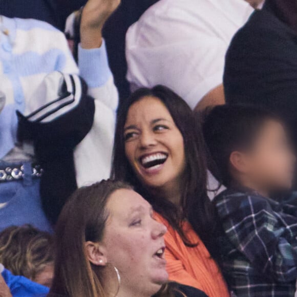 Mais ils ont surtout profité d'un beau moment avec Josh et Liam, les fils de Tony Parker.
Tony Parker avec ses enfants Josh et Liam et sa compagne Alizé dans les tribunes du match de Coupe du monde de rugby entre la France et l'Italie (60-7) à Lyon le 6 octobre 2023. © Cyril Moreau-Dominique Jacovides/Bestimage 