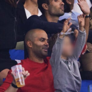 Et la petite famille était très soudée.
Tony Parker avec ses enfants Josh et Liam et sa compagne Alizé dans les tribunes du match de Coupe du monde de rugby entre la France et l'Italie (60-7) à Lyon le 6 octobre 2023. © Cyril Moreau-Dominique Jacovides/Bestimage 