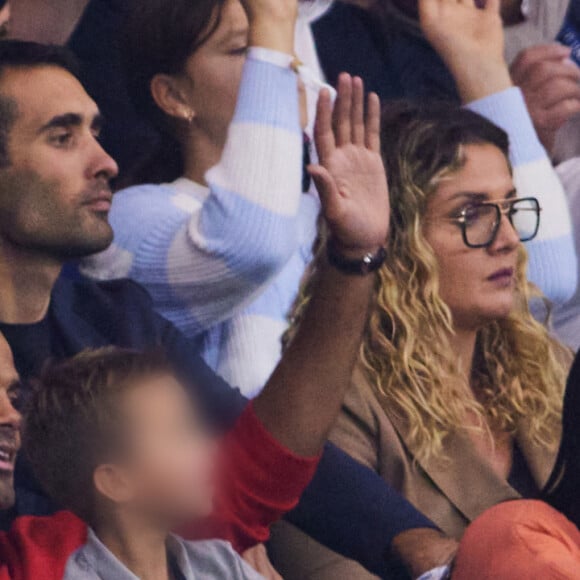 Tony Parker avec ses enfants Josh et Liam et sa compagne Alizé dans les tribunes du match de Coupe du monde de rugby entre la France et l'Italie (60-7) à Lyon le 6 octobre 2023. © Cyril Moreau-Dominique Jacovides/Bestimage 