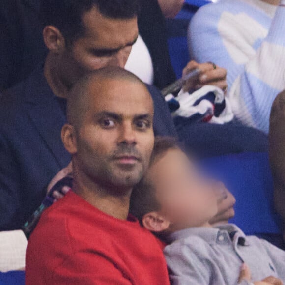 Tony Parker avec ses enfants Josh et Liam et sa compagne Alizé dans les tribunes du match de Coupe du monde de rugby entre la France et l'Italie (60-7) à Lyon le 6 octobre 2023. © Cyril Moreau-Dominique Jacovides/Bestimage 