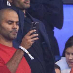 Tony Parker avec ses enfants Josh et Liam et sa compagne Alizé dans les tribunes du match de Coupe du monde de rugby entre la France et l'Italie (60-7) à Lyon le 6 octobre 2023. © Cyril Moreau-Dominique Jacovides/Bestimage 